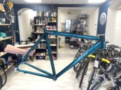Cadre Cyfac – Proxidium Aluminium – Bleu Cristal -Boutique De Vélos IMG 6177 scaled 1