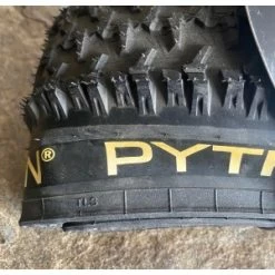 Pneu HUTCHINSON PYTHON 2 27,5x2.25 Hardskin RaceRipost Enduro Tubeless Ready Souple -Boutique De Vélos pneu hutchinson python 2 275x225 hardskins raceripost enduro tubeless ready souple 1